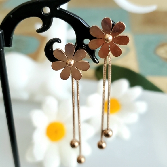 E17 Rosegold Daisy Drop Dangle Earrings - Picture 3 of 6